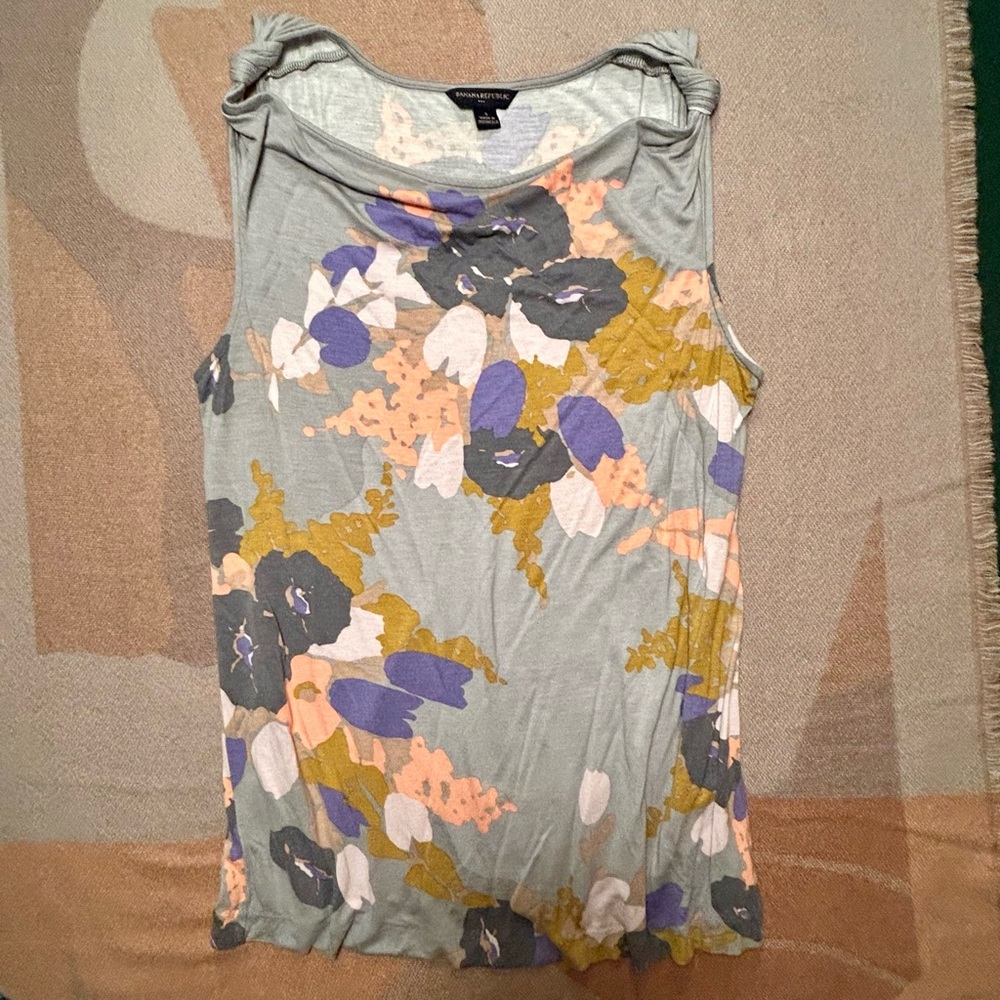 Like new! Flattering Banana Republic Small Floral Jersey knot Tank, S